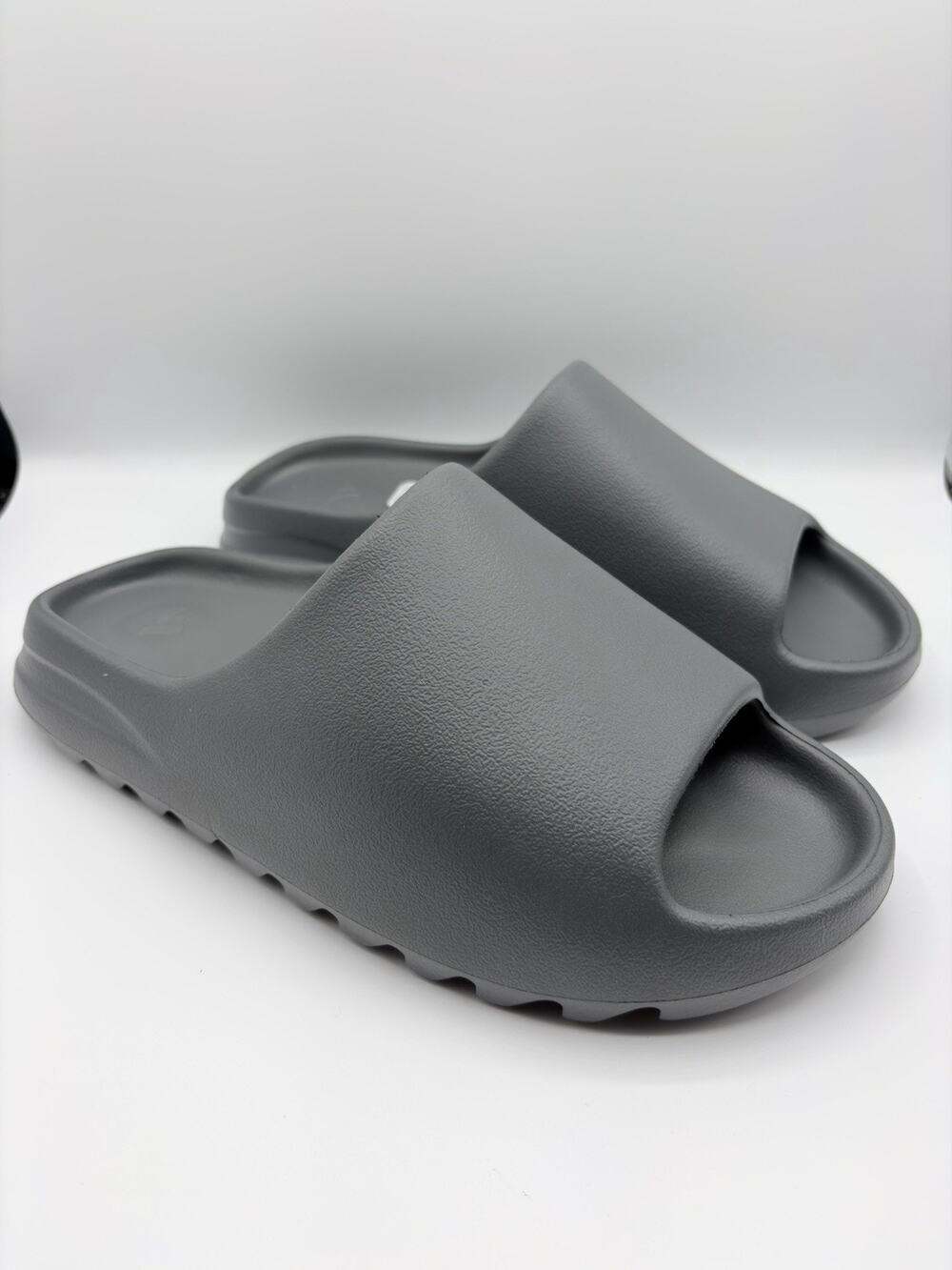 adidas Yeezy Slide Men’s Sz Us 13 Grey Sandals Slip-On Comfort Solid Casual New